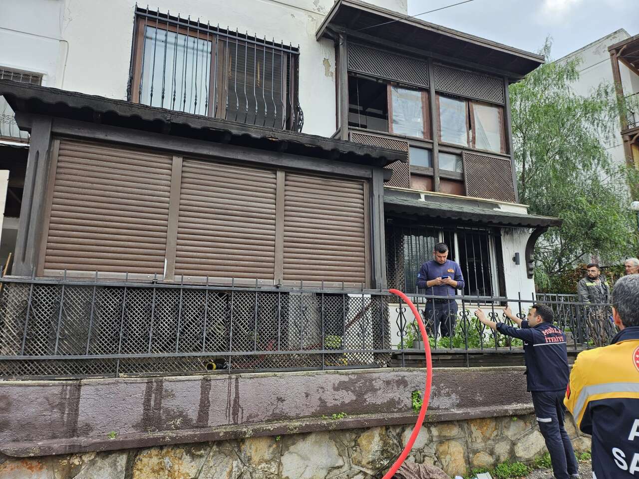 Muğla'da Babasıyla Tartışan Genç Kadın Evini Ateşe Verdi 4